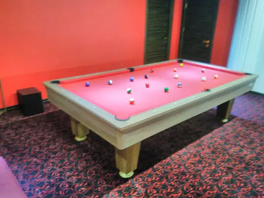 Amerikan Bilardo Masası (Kare Ayak) – Kırmızı Çuha, Açık Meşe Gövde